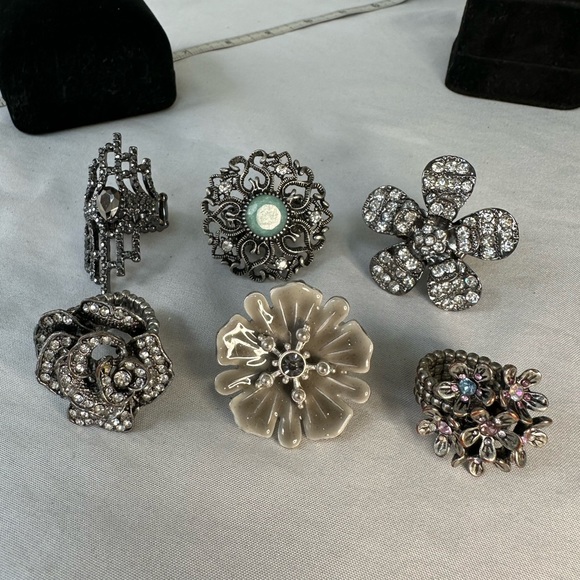 Six sparkly adjustable silvertone flower and abstract style ringd - Picture 4 of 11